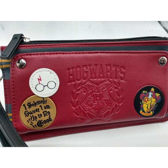 NWOT Harry Potter Hogwarts Gryffindor Red Wallet Wristlet WCard Slots Zippered - Picture 2 of 7